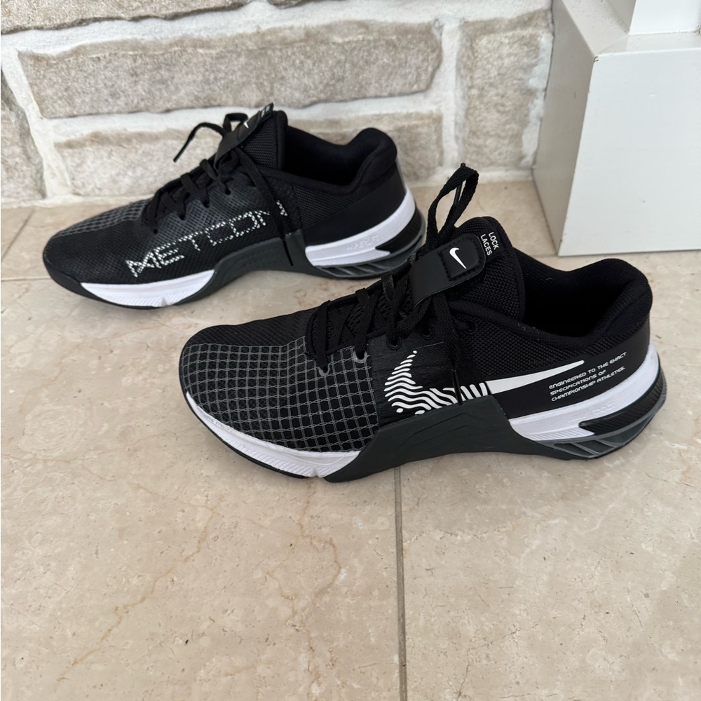 Nike Black and Gray Athletic Shoes - Picture 3 of 7